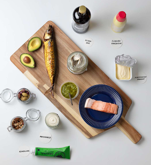Eksempler på fedtkilder med umættet fedt: Avokado, æg, plantebaseret smør, olivenolie, remoulade, mayonnaise, oliven, nødder, pesto, laks og makrel.