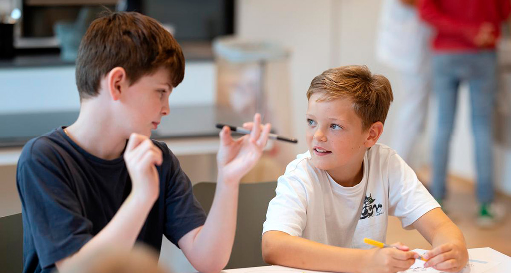 To skoleelever kigger på hinanden